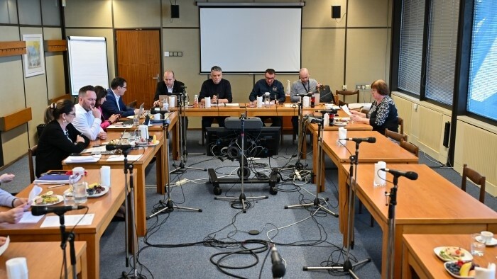 La question de la présence du public lors des réunions du Conseil de la  STVR