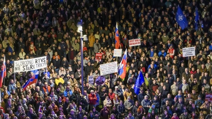 Las dos principales ciudades eslovacas acogen nuevas protestas contra el Gobierno 