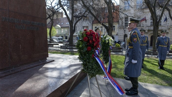 Actitudes encontradas sobre la ceremonia conmemorativa en Slavín