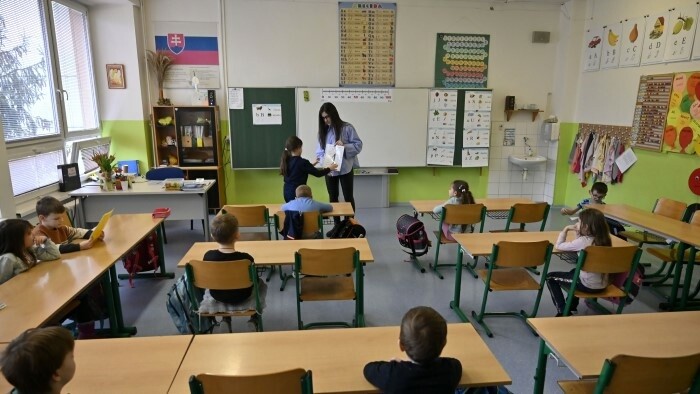 Drucker propone prohibir los móviles en los colegios 