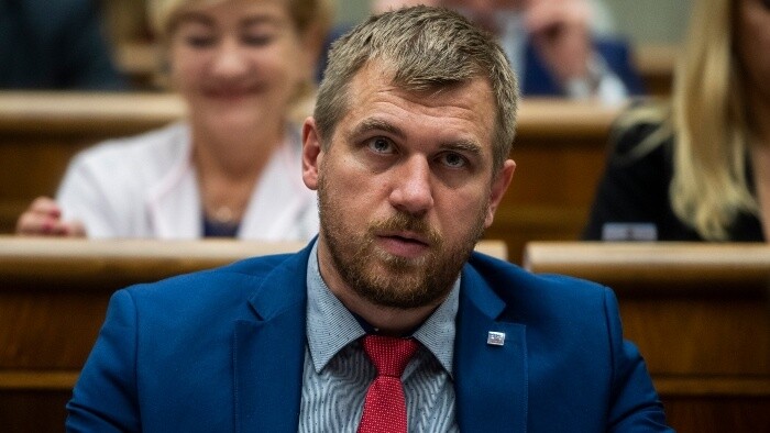 Po spornom lete vrtuľníkom jazda na štvorkolke