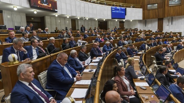 Los diputados han regresado hoy a sus escaños