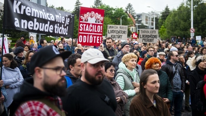 Grupo de ciudadanos protestó delante del Parlamento