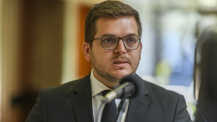 Secretario de Estado de Defensa, Melicher, negocia con la delegación estadounidense
