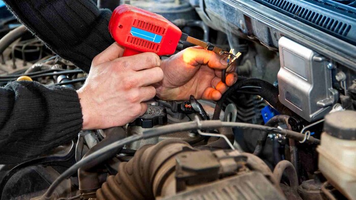 Na hodine praktického výcviku u elektromechanikov