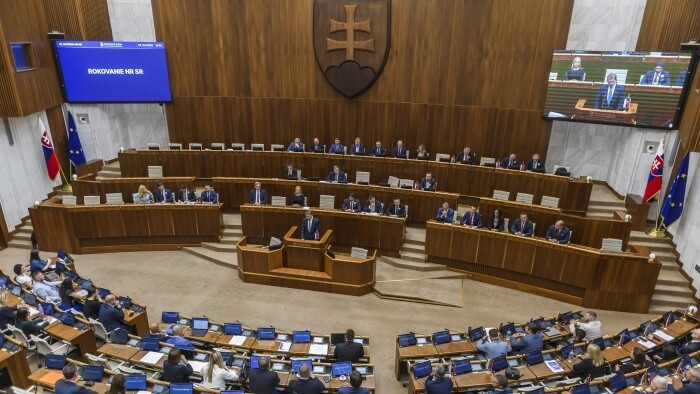 Poslanci by sa voľbou predsedu parlamentu mali zaoberať v utorok 