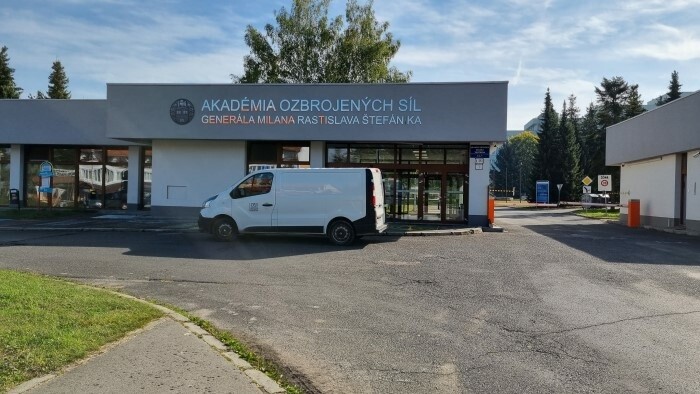 Presidenta Čaputová resalta la importancia de la Academia de las Fuerzas Armadas para la seguridad del país