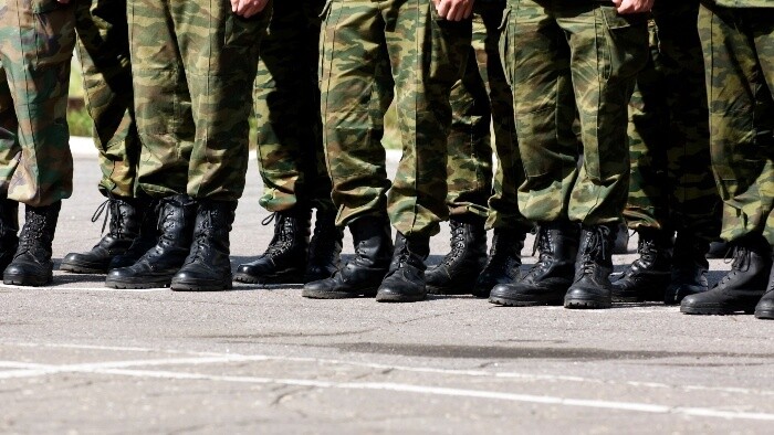 Študenti s vojakmi a policajtmi v Tesároch