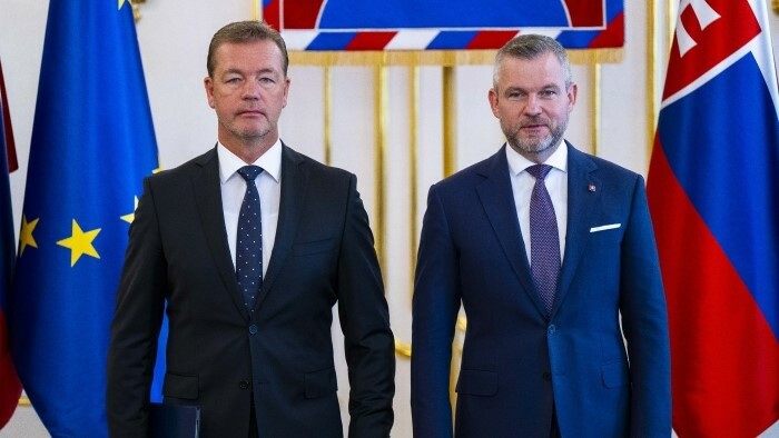 Президент вручил верительные грамоты постоянному представителю СР при НАТО