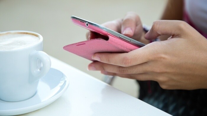 Spôsob, akým píšete textové správy na mobile, prezradí váš vek