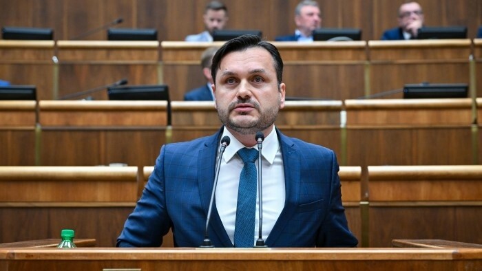 Nezvláda svoj post, budú hľadať podporu na jej odvolanie 