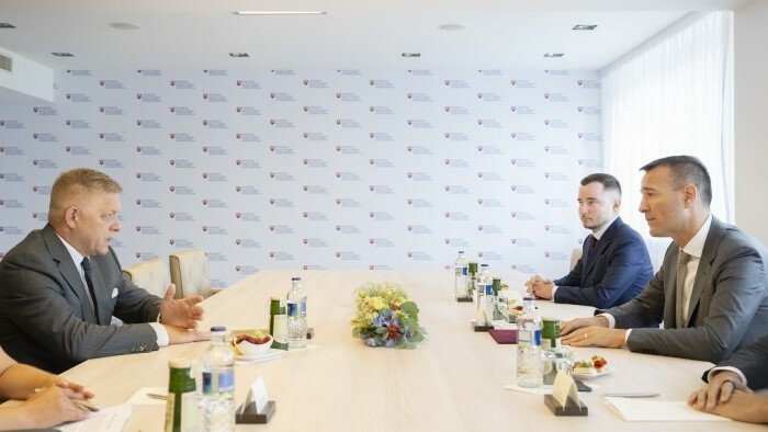 El primer ministro apoya varias propuestas en educación y señala la competitividad como reto