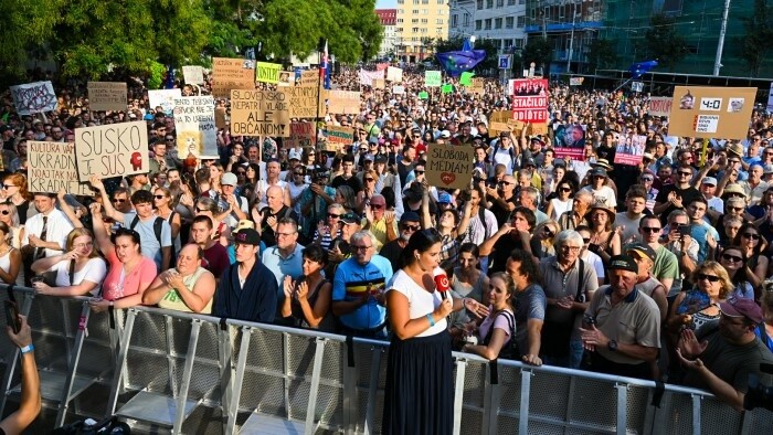 Miles de personas protestaron en la plaza SNP de Bratislava contra las medidas del gobierno