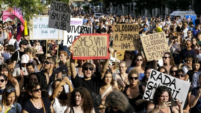 Miles de personas salieron a la calle a pronunciarse en contra de las acciones del Ministerio de Cultura de Eslovaquia