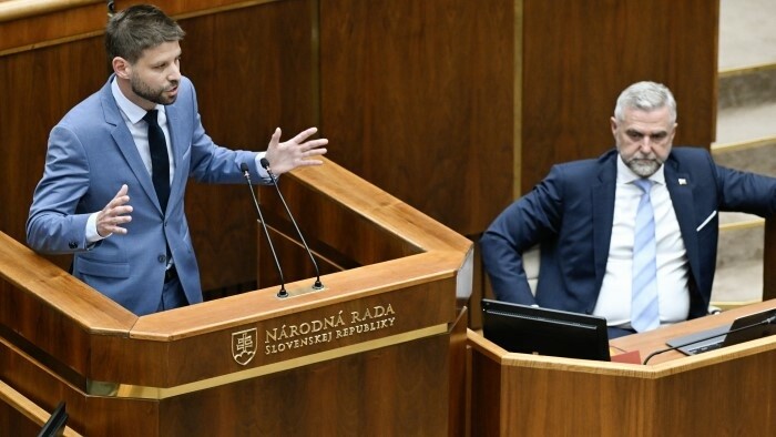 Iniciada la reunión parlamentaria sobre la destitución de Šimečka