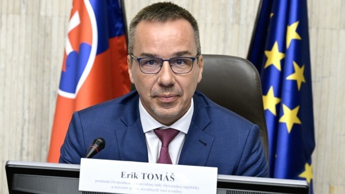 Minimum wage to go up by nearly €100 to €915 next year