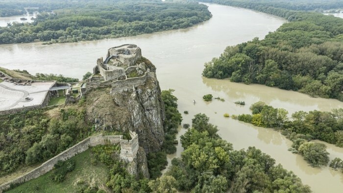 Hladina Dunaja začala klesať