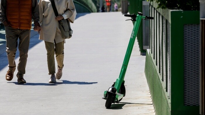Zaparkované kolobežky na chodníkoch môžu spôsobiť problémy nevidiacim