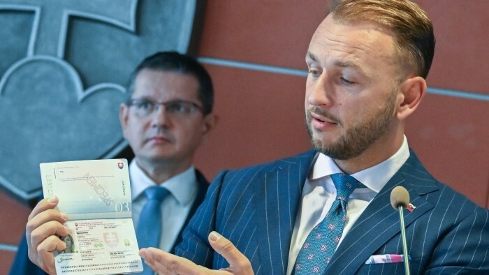 Rezort začal vydávať nové cestovné pasy