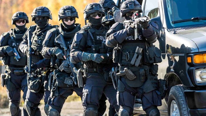 Razia ako z Policajnej akadémie