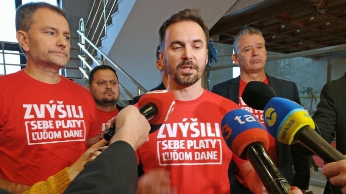 Michala Šipoša vyviedli z rokovacej sály 
