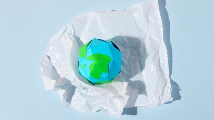 Plasty verzus papier ako baliace materiály