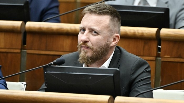 Premiér splnomocnenca pre preverenie pandémie podporil