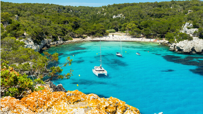 Ostrov Menorca turisti odnášajú v kufroch
