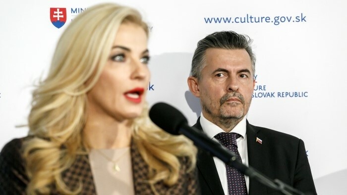 El parlamento empieza a debatir la destitución de la ministra de Cultura