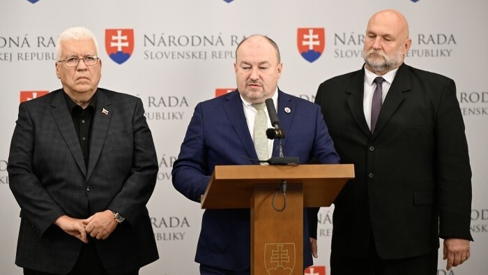 Poslanci okolo Rudolfa Huliaka majú záujem o ministerstvo