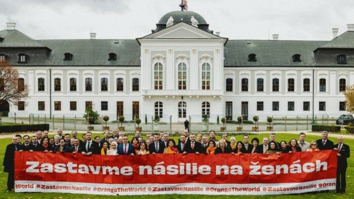 Президент присоединился к кампании против насилия над женщинами