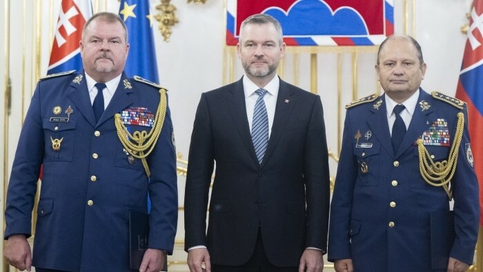 Prezident sa rozlúčil s elitnými generálmi 