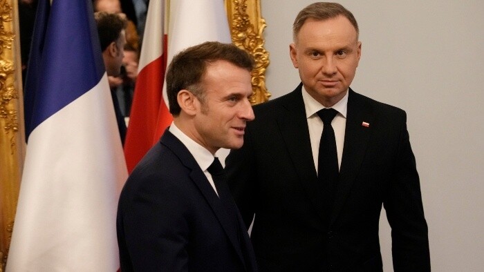 Emmanuel Macron usiluje o prímerie na Ukrajine