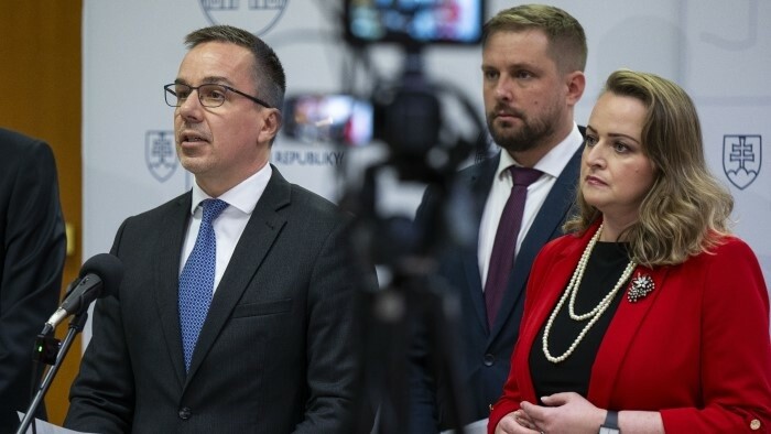 Tripartita vyzýva na dialóg 