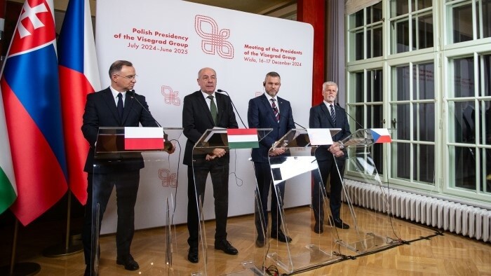 Президент: Темы безопасности выходят за пределы стран V4