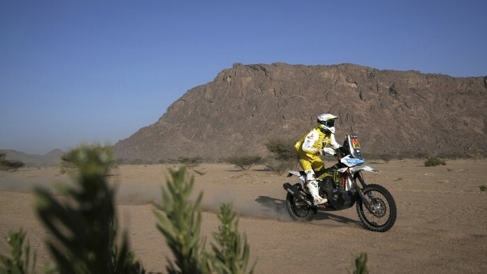 El piloto eslovaco de moto Štefan Svitko marcha el puesto 15 del Dakar