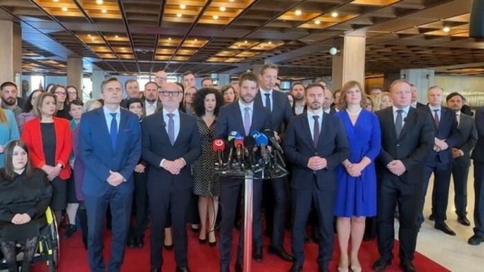 Podávajú návrh na vyslovenie nedôvery vláde