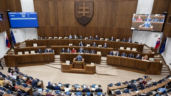 В НС проходит голосование за выражение недоверия правительству