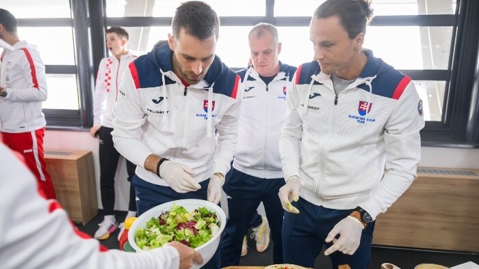 TENIS: Naši tenisti sa v Osijeku predstavili v role kuchárov