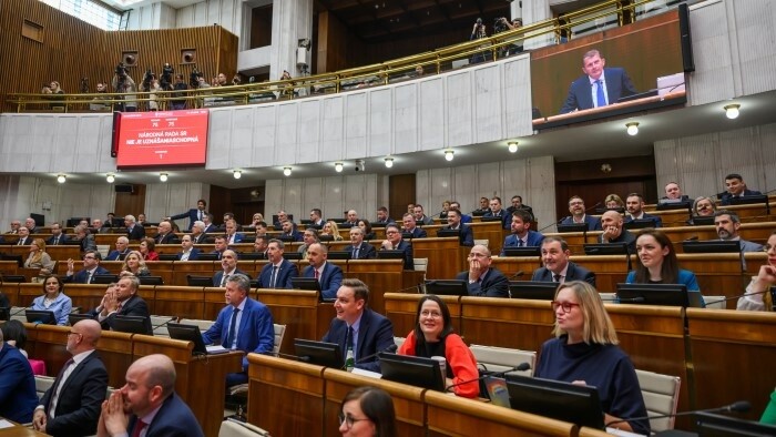 Pre chaos pri otvorení schôdze opozícia vyzýva vládu na odchod