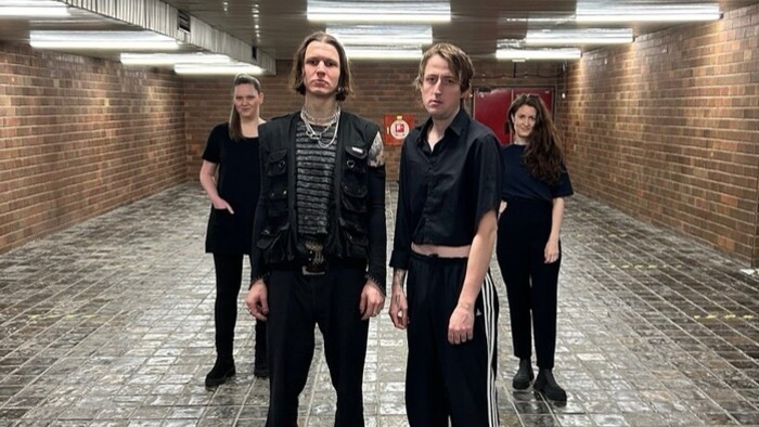 Viktor Ori zahral v :Popo_FM zo sólového debutového albumu