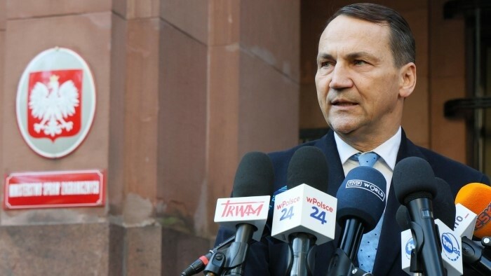 Le chef de la diplomatie en Pologne