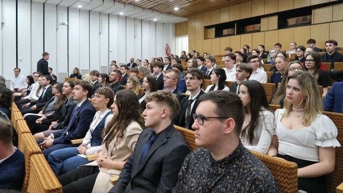 Le président au Parlement de la jeunesse