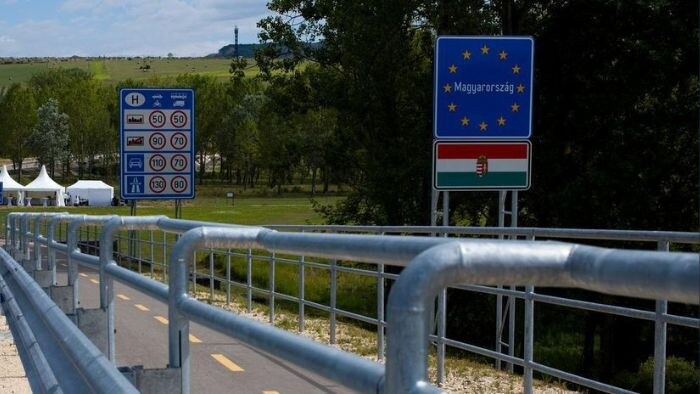 Small border crossings between Slovakia and Hungary reopen