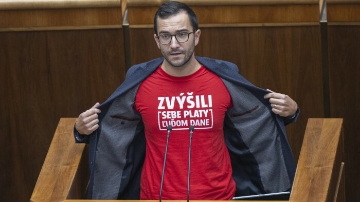 Podnikatelia na Slovensku začínajú platiť transakčnú daň