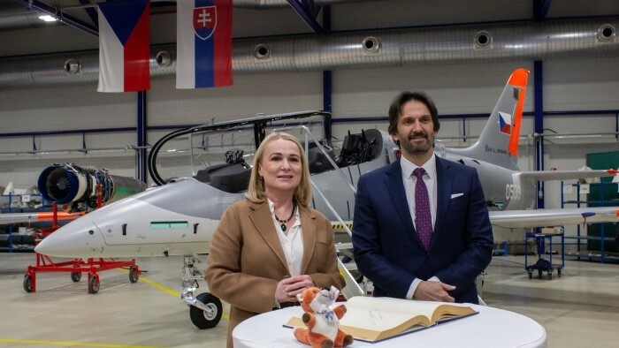 R. Kaliňák navštívil obranné firmy v Česku