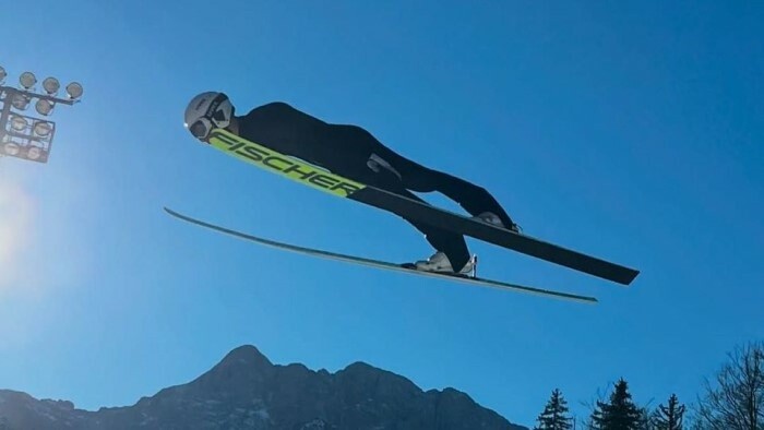 Skispringer Hektor Kapustík hält den neuen slowakischen Rekord