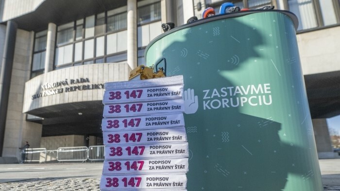 Parlament schválil zákon o neziskovkách 
