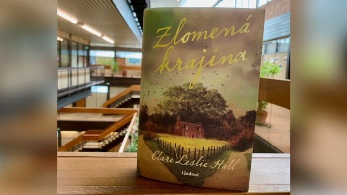 Clare Leslie Hall: Zlomená krajina