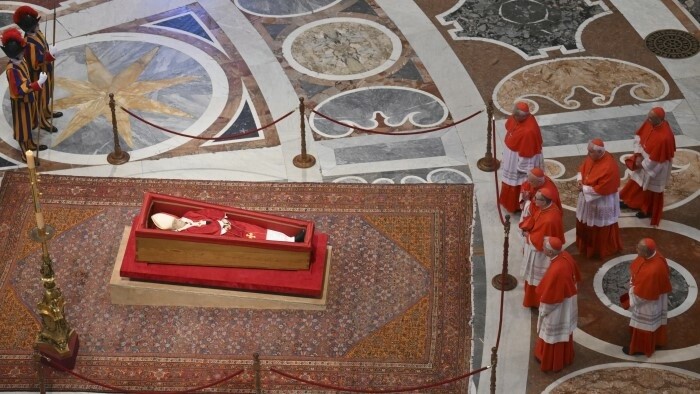 Prezident sa zúčastní na pohrebe pápeža  